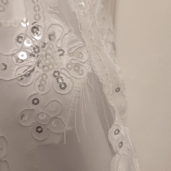 Halter style Wedding gown - Picture 3 of 4